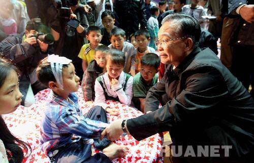【地震视频】温总理鼓励孤儿勇敢面对灾难:你